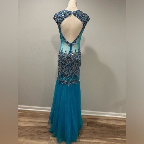 Prom•special occasion•pageant gown. NWT sz 6. Gorgeous blue with sequins. - Picture 4 of 5